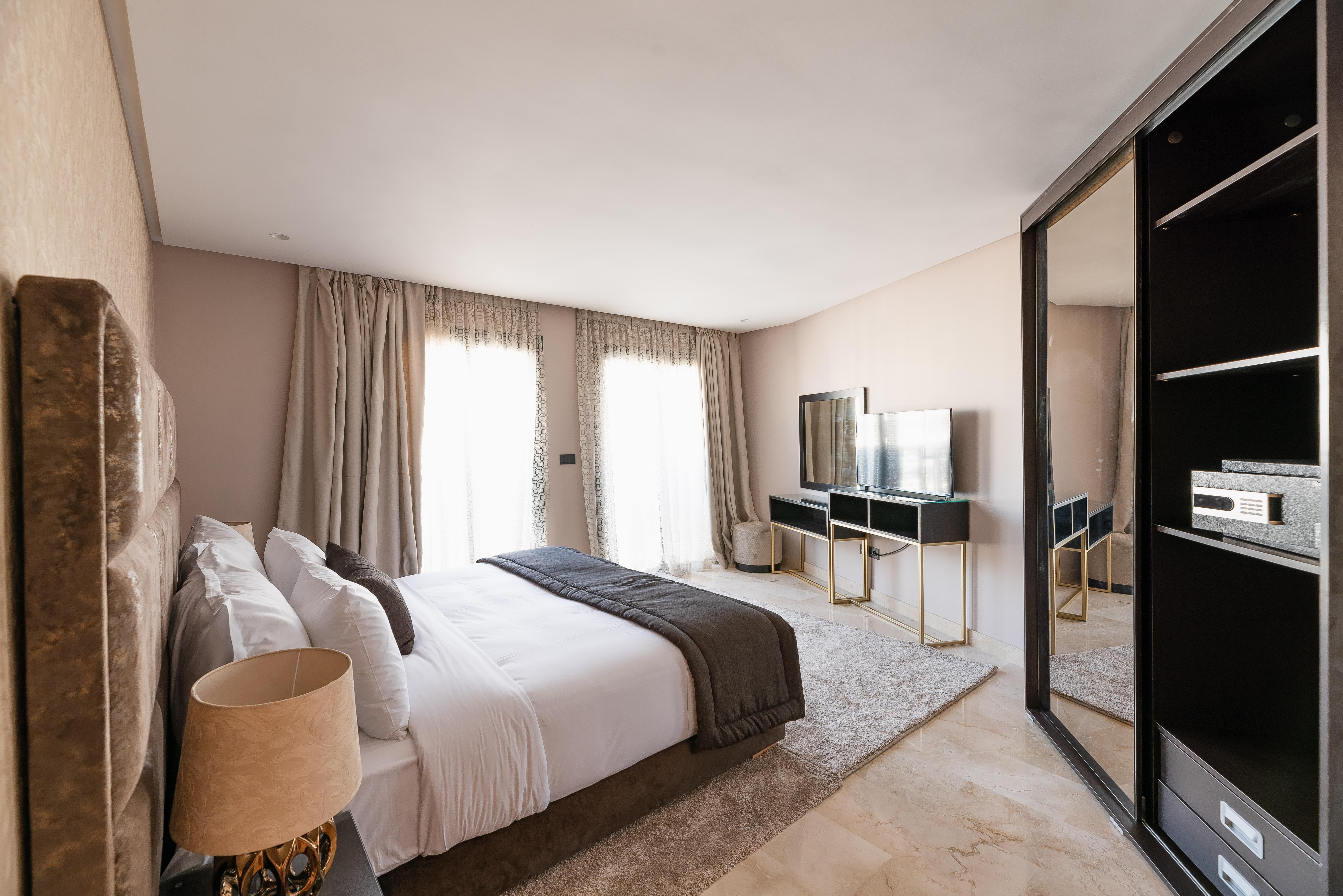 Avenue Deluxe Hotel